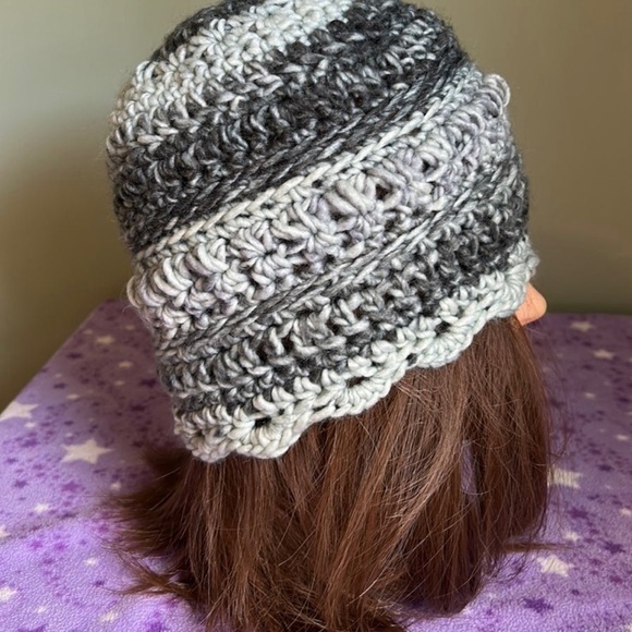 Crochet flower beanie single stand soft foam acrylic yarn medium - Picture 5 of 5